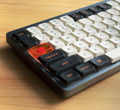 Teclado mecánico MyKeyboard Epomaker Luma84 Skyline con teclas blanco y negro y acentos naranja translúcidos