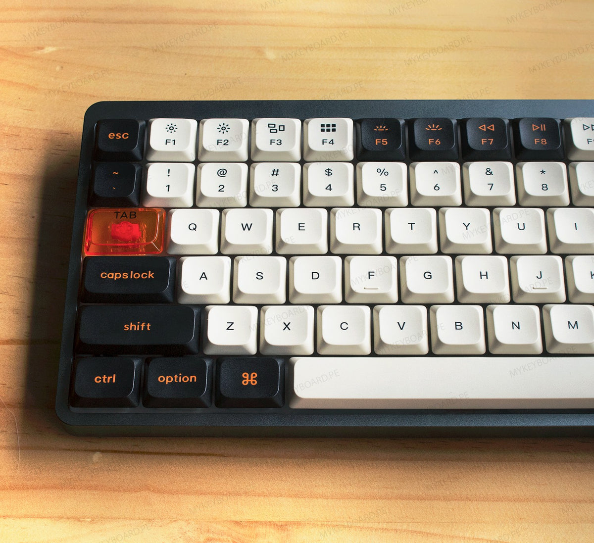 Teclado mecánico MyKeyboard Epomaker Luma84 con teclas Skyline blancas y negras y tecla Tab naranja translúcida