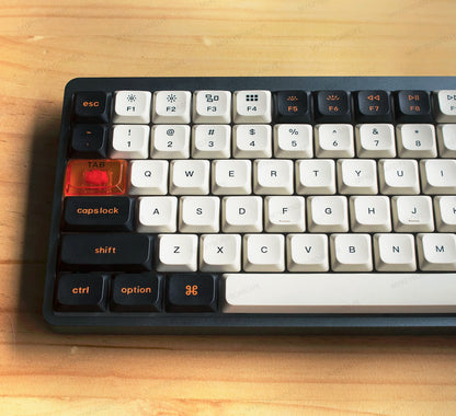 Teclado mecánico MyKeyboard Epomaker Luma84 con teclas Skyline blancas y negras y tecla Tab naranja translúcida