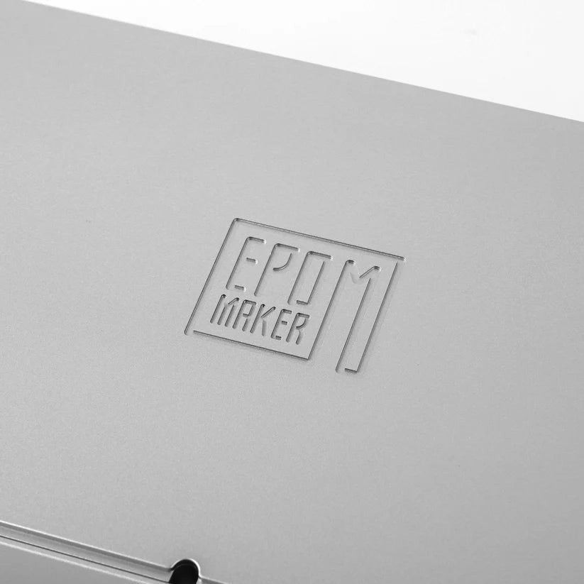 Logotipo de Epomaker grabado en la carcasa de aluminio gris de un teclado MyKeyboard P75