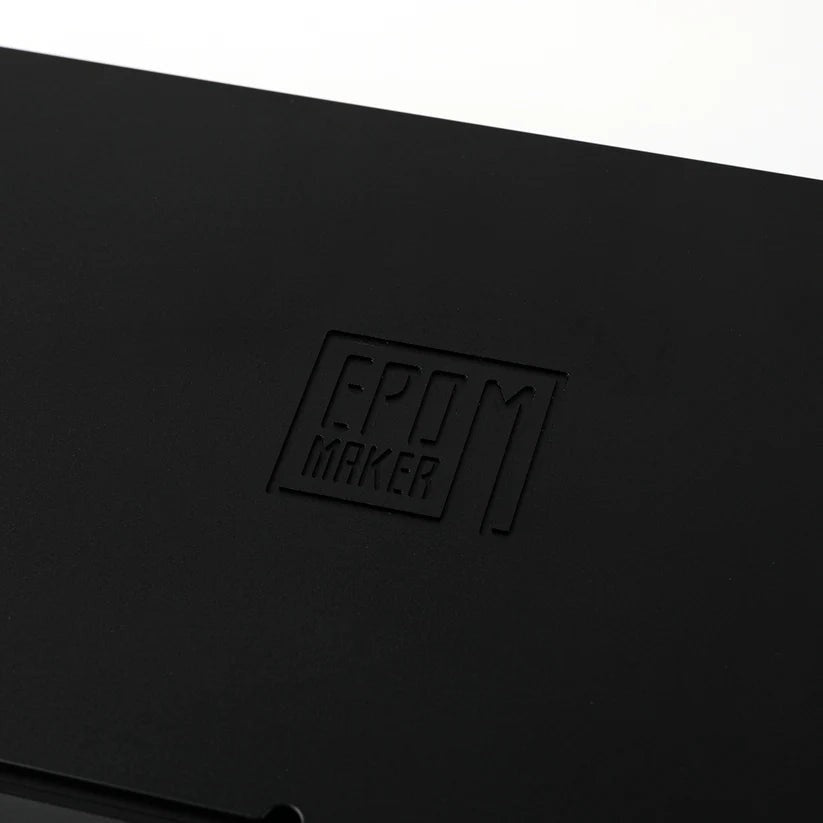 Detalle del logo de MyKeyboard grabado en la carcasa de aluminio negro del teclado mecánico Epomaker P75