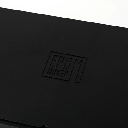Detalle del logo de MyKeyboard grabado en la carcasa de aluminio negro del teclado mecánico Epomaker P75