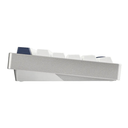 Teclado mecánico MyKeyboard EPOMAKER P75 de aluminio plateado con teclas blancas y azules, vista lateral
