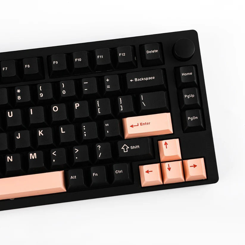 Teclado mecánico MyKeyboard EPOMAKER P75 75% con cuerpo de aluminio negro, teclas negras y detalles en color salmón.