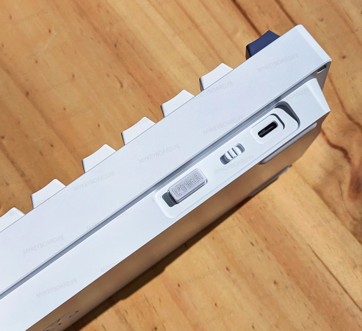 Teclado mecánico MyKeyboard Epomaker P75 75% con cuerpo de aluminio, teclas blancas y azules. Vista de conectores