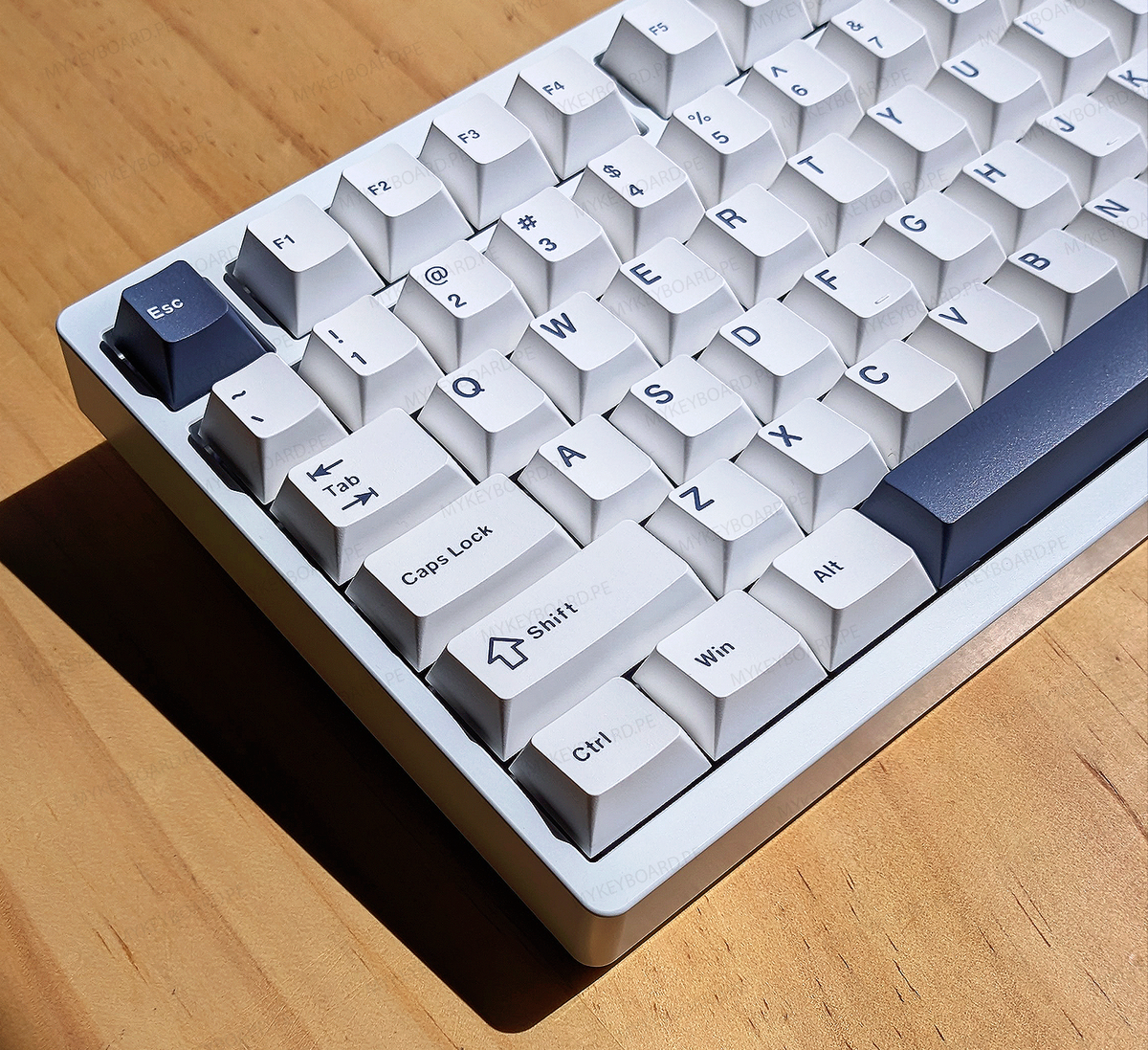 Teclado mecánico MyKeyboard Epomaker P75 75% con cuerpo de aluminio, teclas blancas y azules 