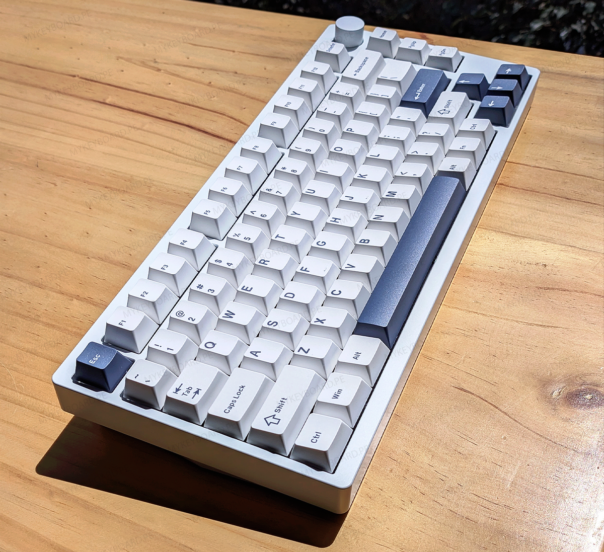 Teclado mecánico MyKeyboard Epomaker P75 75% con cuerpo de aluminio, teclas blancas y azules 