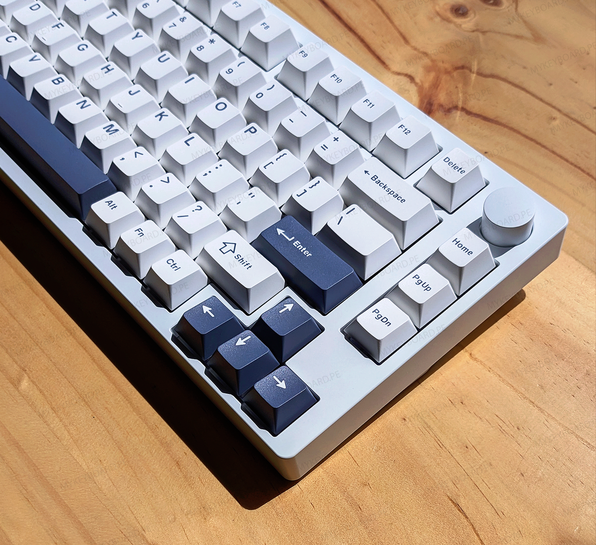 Teclado mecánico MyKeyboard Epomaker P75 75% con cuerpo de aluminio, teclas blancas y azules