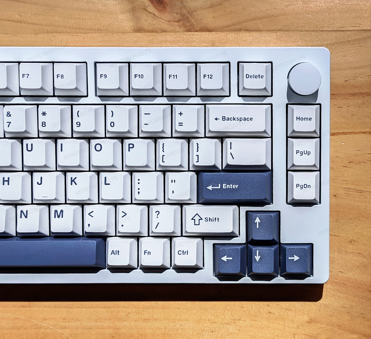 Teclado mecánico MyKeyboard Epomaker P75 75% con cuerpo de aluminio, teclas blancas y azules 