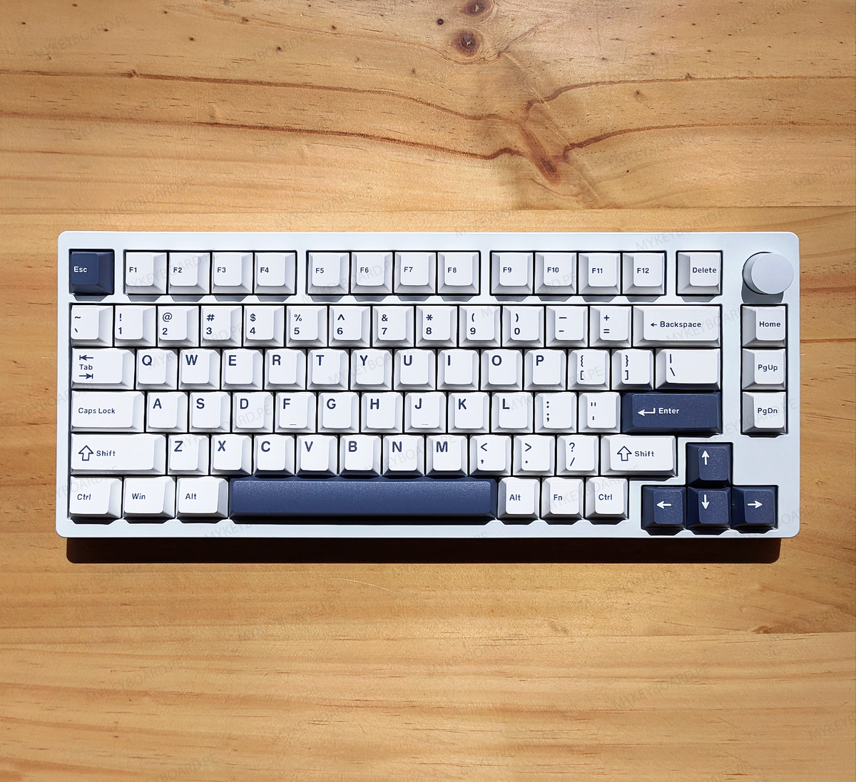 Teclado mecánico MyKeyboard Epomaker P75 75% con cuerpo de aluminio, teclas blancas y azules y accesorios incluidos.