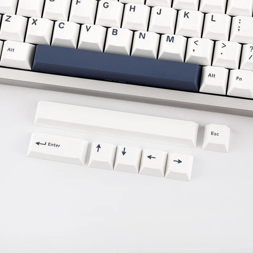 Teclado mecánico MyKeyboard Epomaker P75 con teclas blancas y barra espaciadora azul, mostrando teclas de repuesto