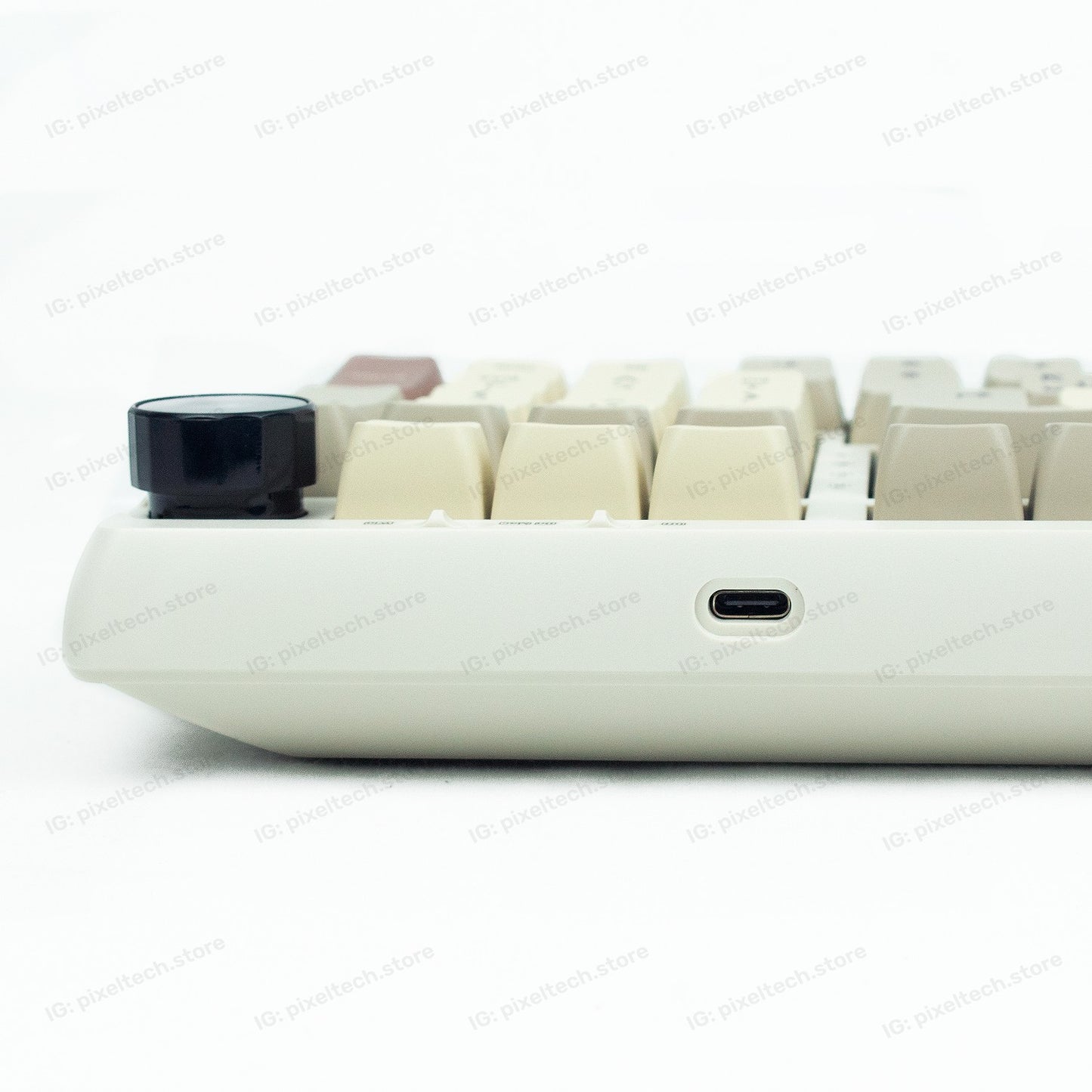 Teclado mecánico MyKeyboard EPOMAKER RT100 con puerto USB-C y knob de control en color crema y estilo retro