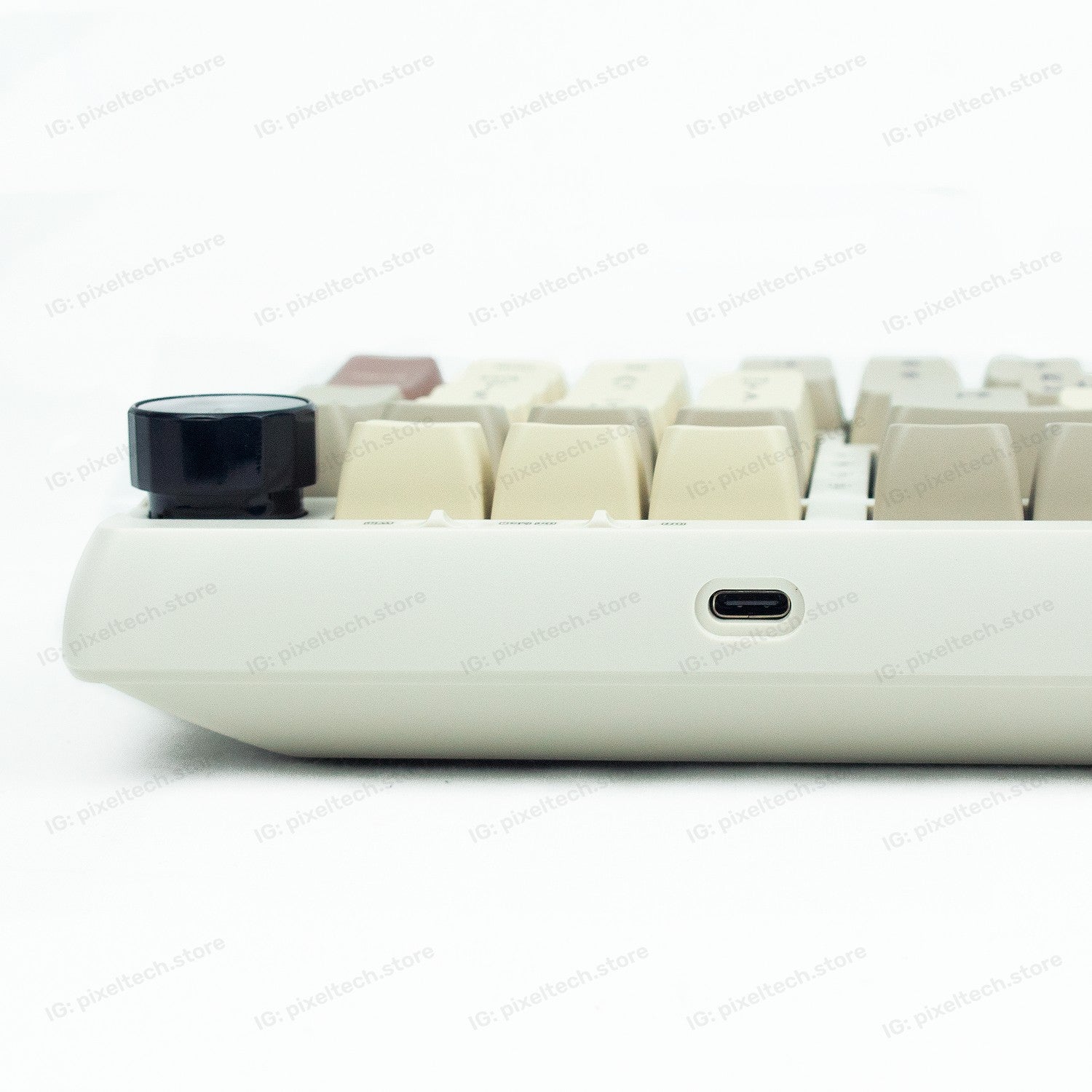 Teclado mecánico MyKeyboard EPOMAKER RT100 con puerto USB-C y knob de control en color crema y estilo retro