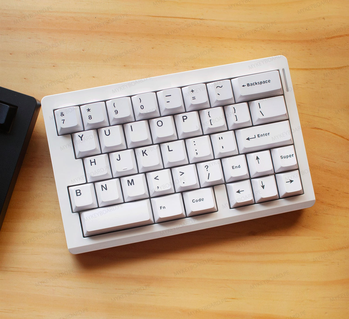 Teclado mecánico MyKeyboard Epomaker Split 70 con teclas blancas y diseño ergonómico sobre superficie de madera