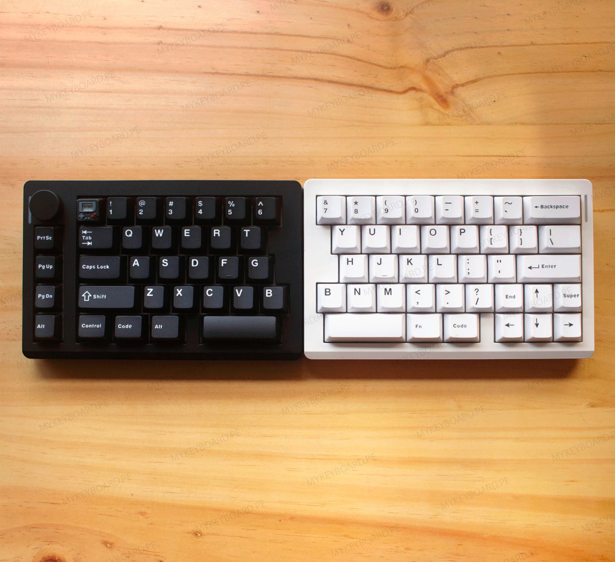 Teclado mecánico dividido MyKeyboard Epomaker Split 70 con diseño bicolor en negro y blanco y perilla de volumen.