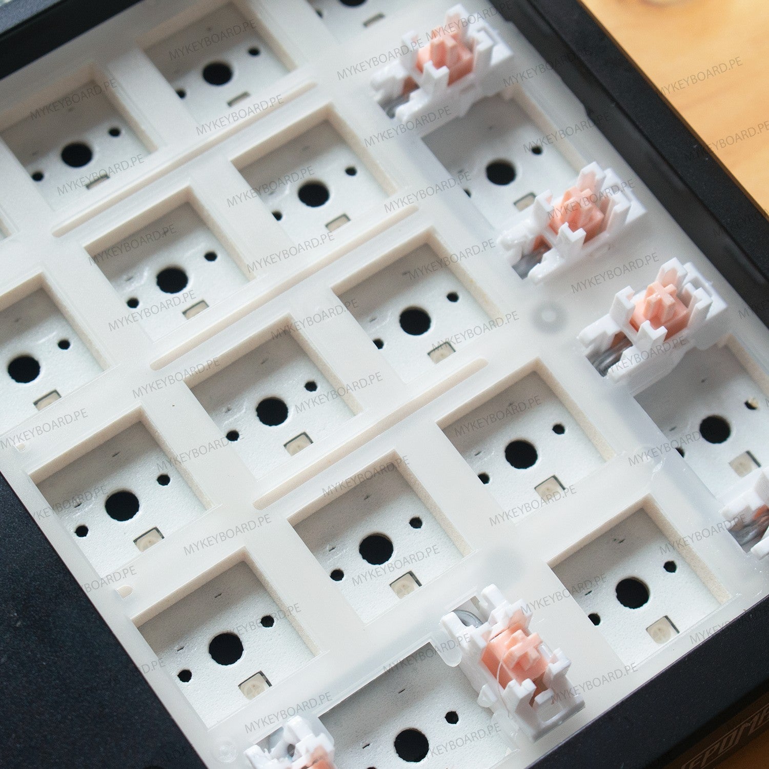 Base de teclado mecánico MyKeyboard EPOMAKER TH108 negra con placa de policarbonato y sockets hot-swap visibles