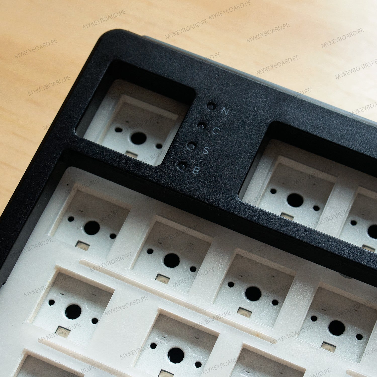 Base de teclado mecánico MyKeyboard EPOMAKER TH108 negra con placa de montaje blanca y zócalos hot-swap visibles