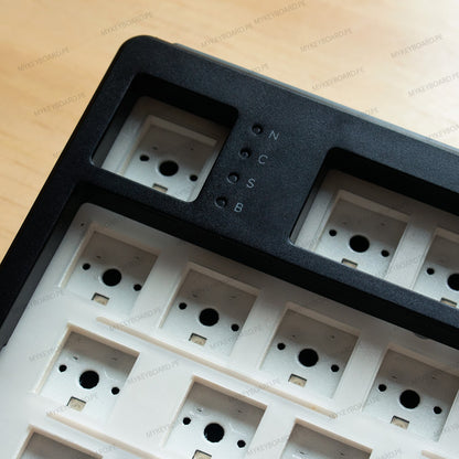Base de teclado mecánico MyKeyboard EPOMAKER TH108 negra con placa de montaje blanca y zócalos hot-swap visibles