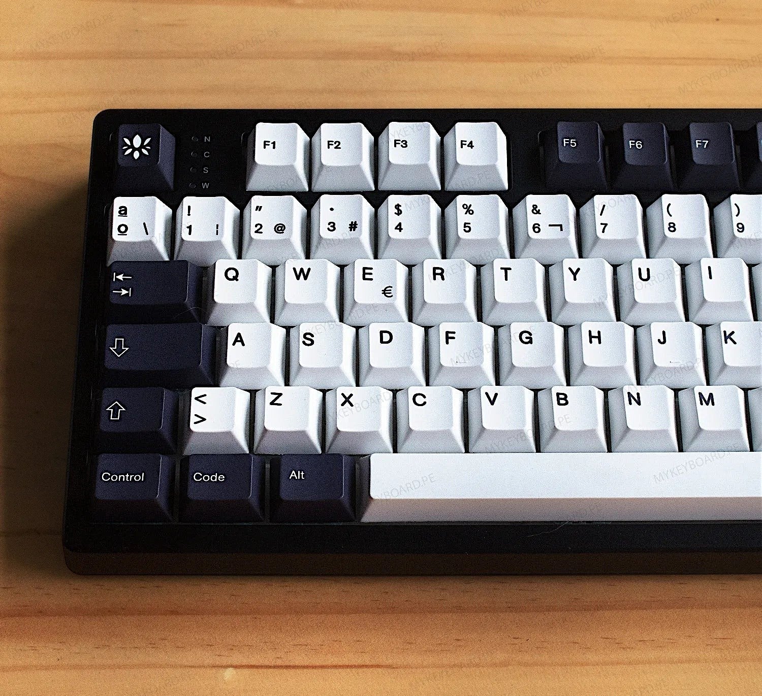 Teclado mecánico MyKeyboard EPOMAKER TH108 PRO con teclas en blanco y negro y distribución ISO en español.