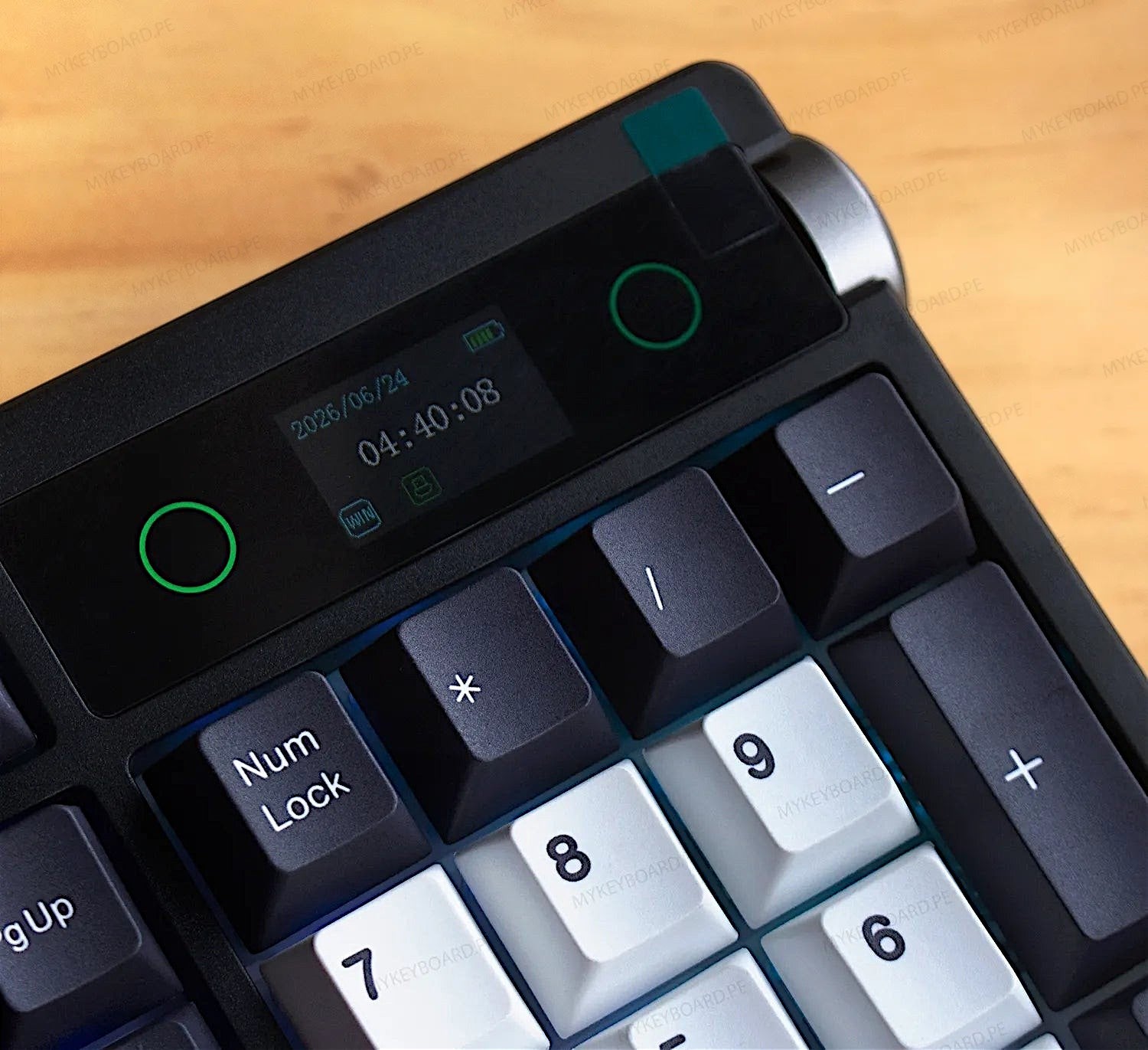 Teclado mecánico MyKeyboard EPOMAKER TH108 PRO con pantalla inteligente y teclado numérico en color negro y blanco