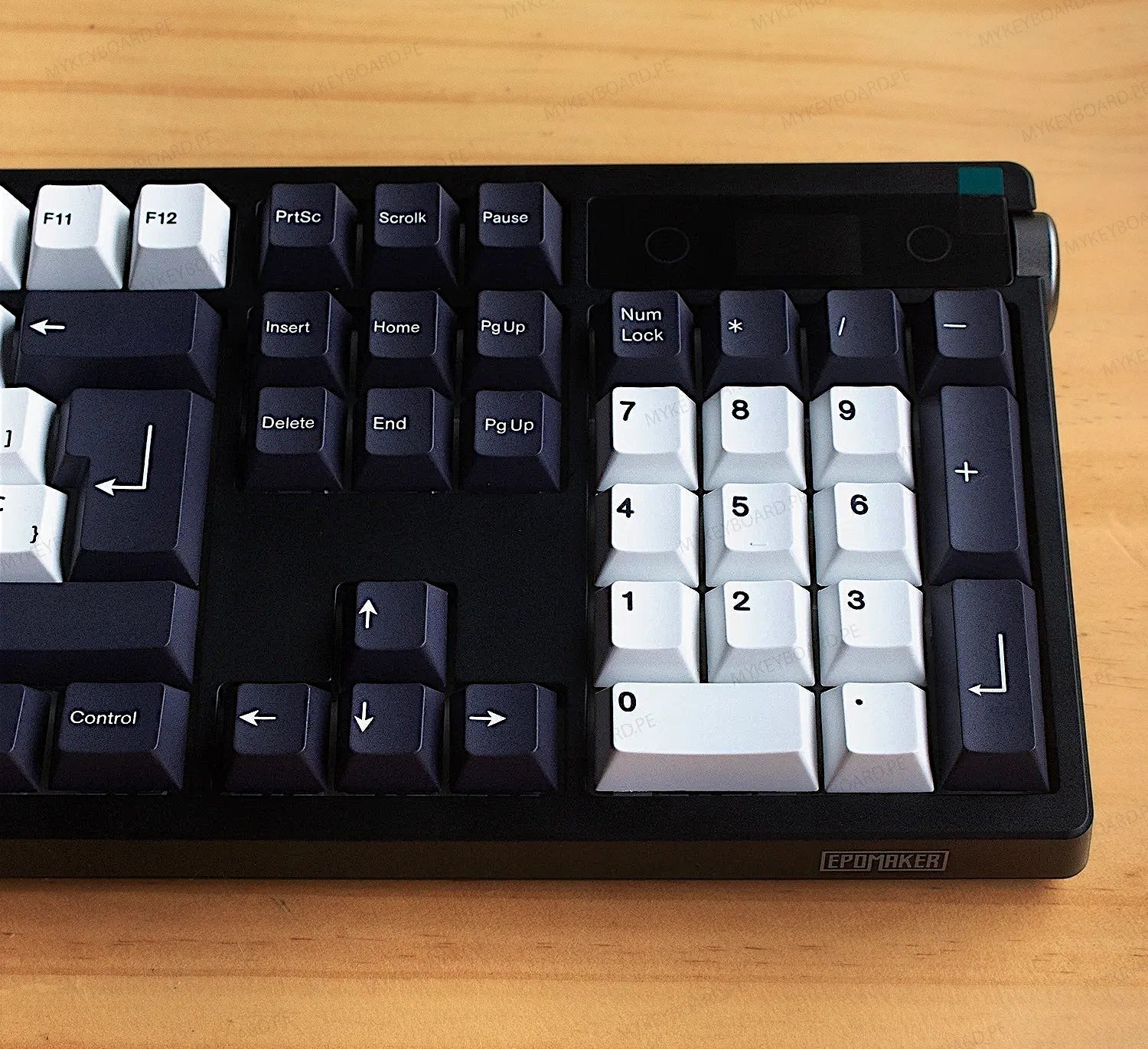 Teclado mecánico MyKeyboard EPOMAKER TH108 PRO en español con teclas bicolor blanco y negro y teclado numérico