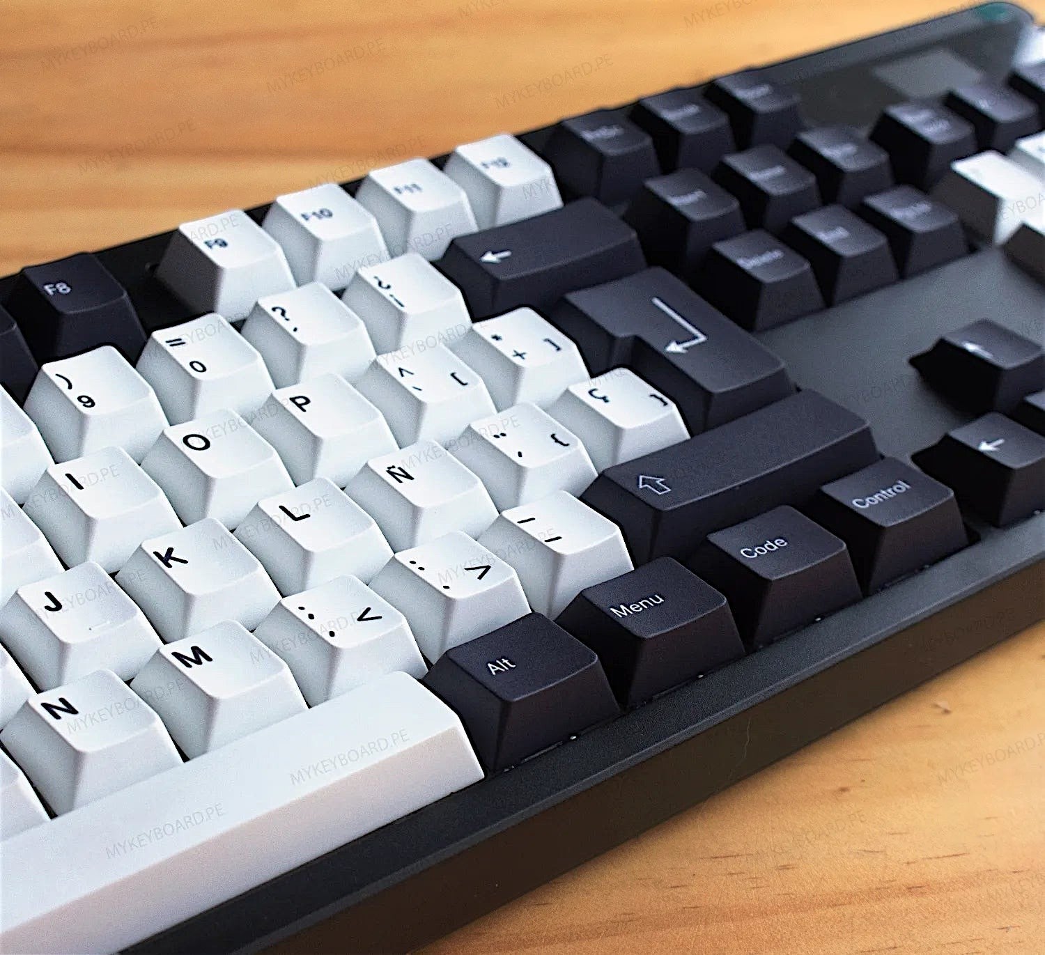 Teclado mecánico MyKeyboard EPOMAKER TH108 PRO en español con teclas blancas y negras y distribución ISO
