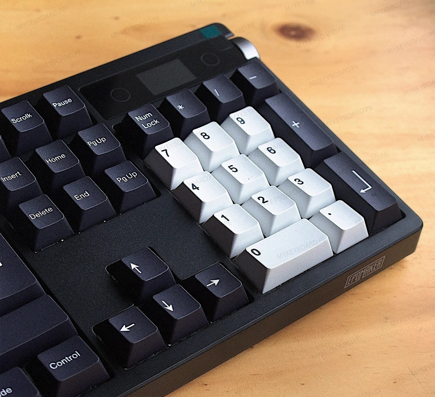 Teclado mecánico MyKeyboard EPOMAKER TH108 PRO en español con teclas numéricas blancas y cuerpo negro sobre madera