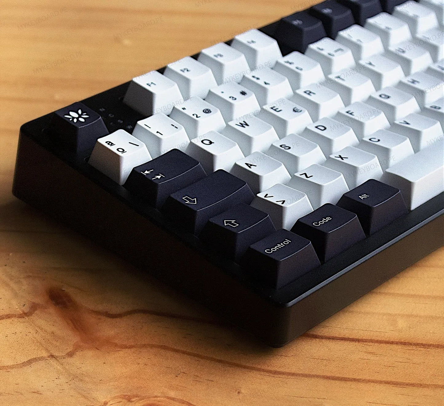 Teclado mecánico MyKeyboard EPOMAKER TH108 PRO en español con teclas blancas y negras sobre superficie de madera