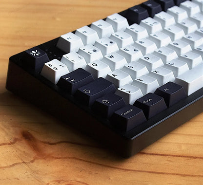 Teclado mecánico MyKeyboard EPOMAKER TH108 PRO en español con teclas blancas y negras sobre superficie de madera