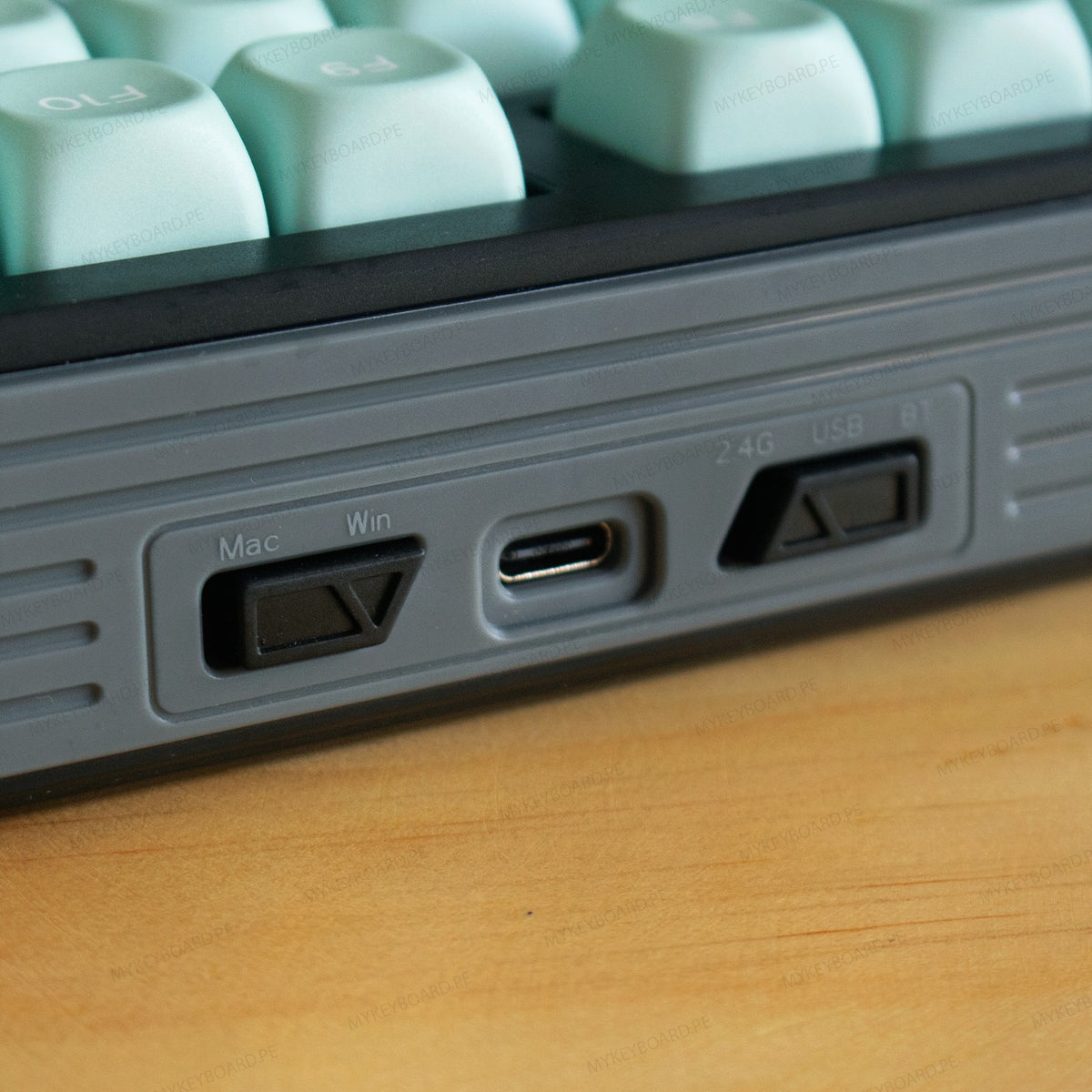 Detalle de los interruptores de conectividad y puerto USB-C del teclado mecánico MyKeyboard EPOMAKER TH108 verde