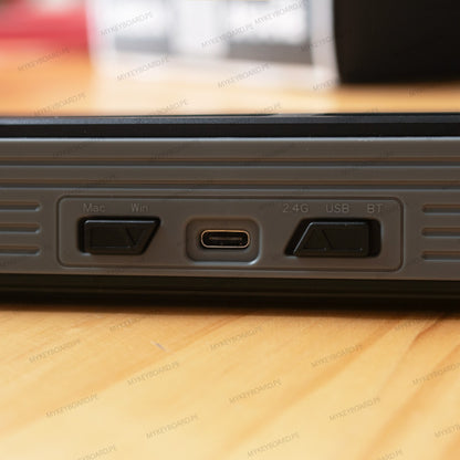 Panel trasero del teclado MyKeyboard Epomaker TH108 con puerto USB-C y selectores de modo Mac/Win y Bluetooth/2.4G