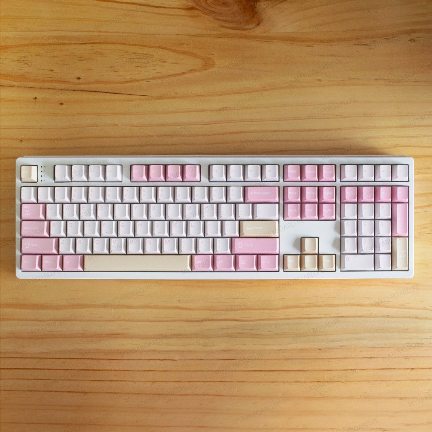 Teclado mecánico MyKeyboard Epomaker TH108 Rosado de tamaño completo con teclas PBT en tonos rosa pastel y crema.