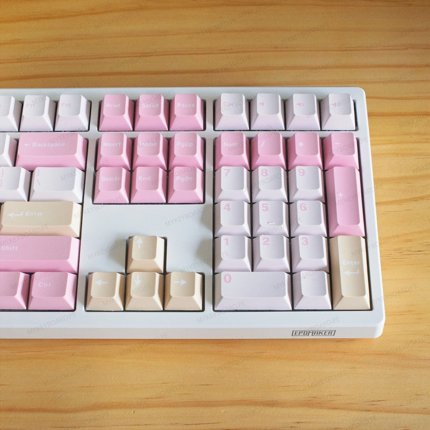 Teclado mecánico MyKeyboard Epomaker TH108 Rosado de tamaño completo con teclas PBT en tonos pastel sobre mesa de madera