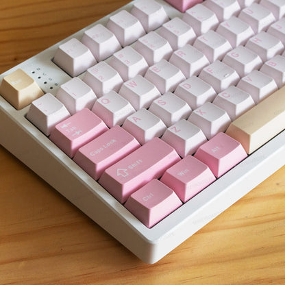 Teclado mecánico MyKeyboard EPOMAKER TH108 Rosado con teclas PBT en tonos rosa pastel y blanco sobre mesa de madera