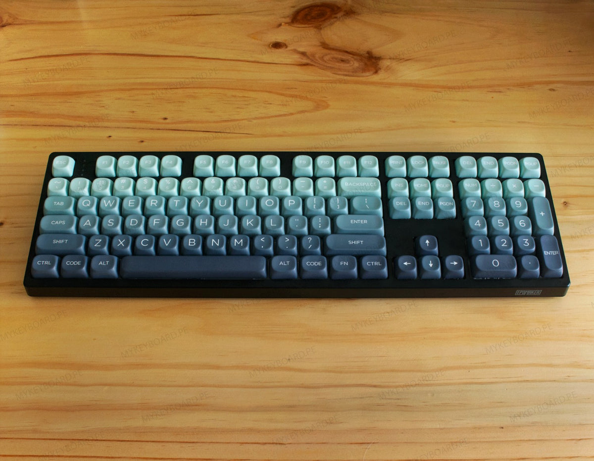 Teclado mecánico MyKeyboard EPOMAKER TH108 con diseño de gradiente en tonos verdes sobre una mesa de madera