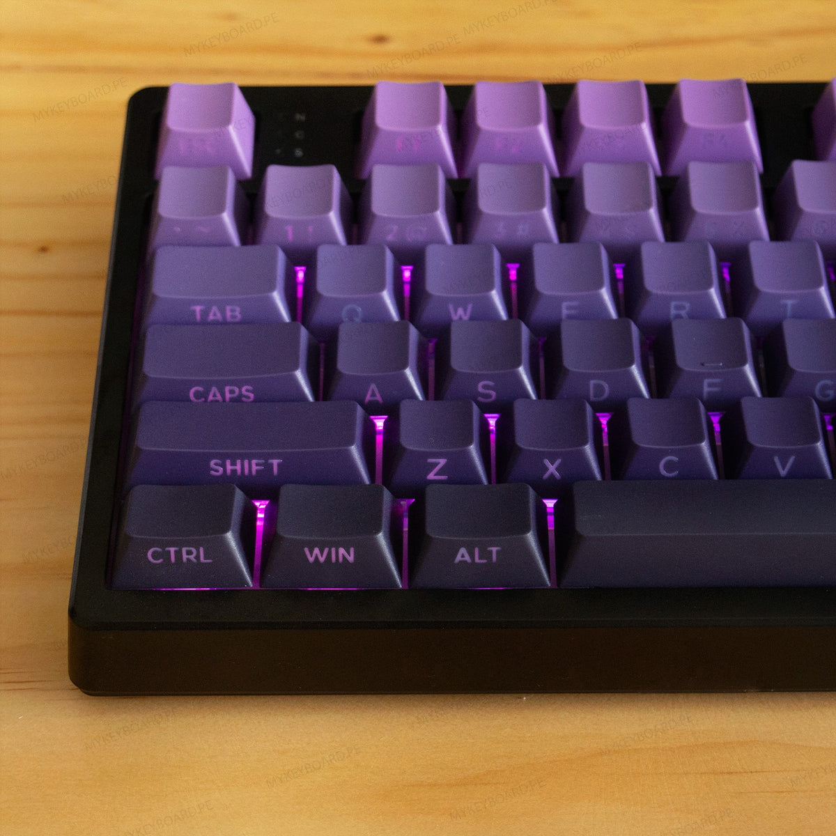 Teclado mecánico MyKeyboard EPOMAKER TH108 con teclas en degradado morado y retroiluminación RGB sobre mesa de madera.