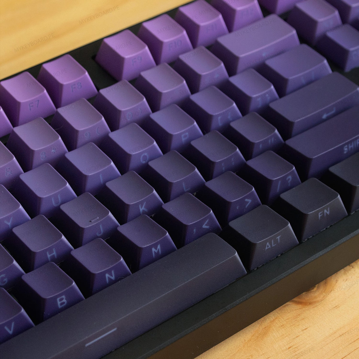 Teclado mecánico MyKeyboard EPOMAKER TH108 con teclas en degradado morado sobre superficie de madera