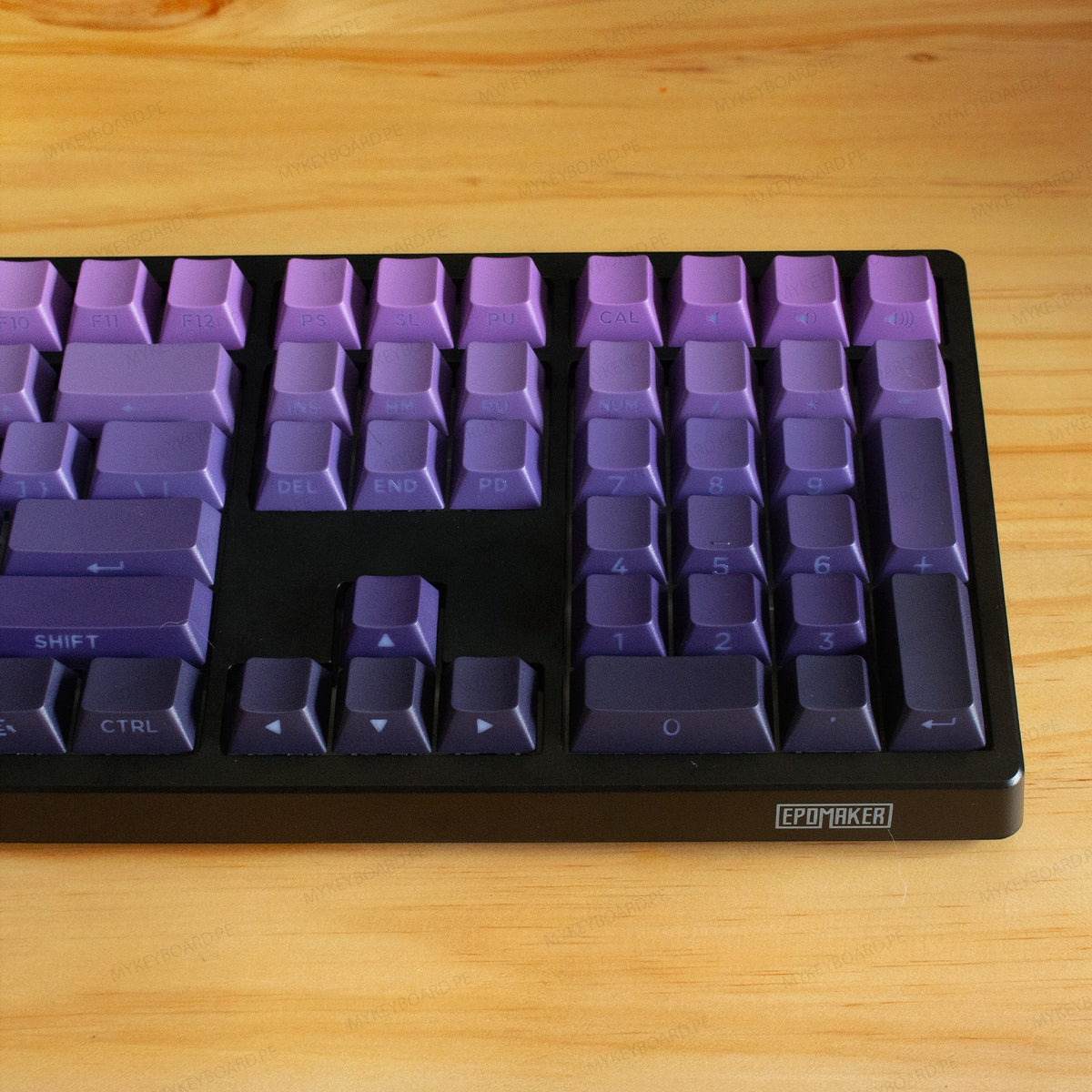 Teclado mecánico MyKeyboard EPOMAKER TH108 con teclas en degradado morado y estructura negra sobre mesa de madera