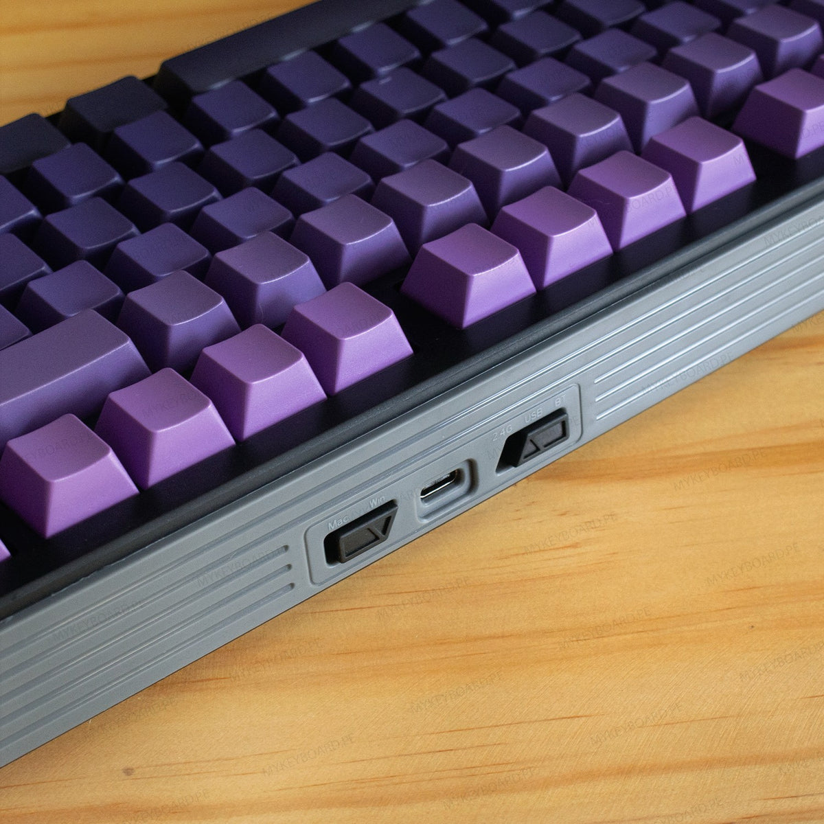 Teclado mecánico MyKeyboard EPOMAKER TH108 con teclas en gradiente morado y puerto de conexión USB-C