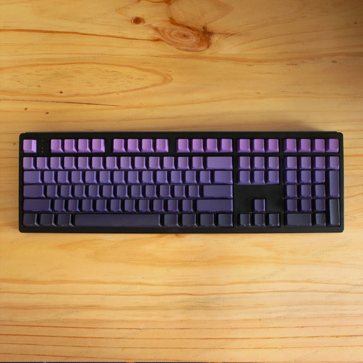 Teclado mecánico MyKeyboard EPOMAKER TH108 con diseño de gradiente morado y teclas de tamaño completo