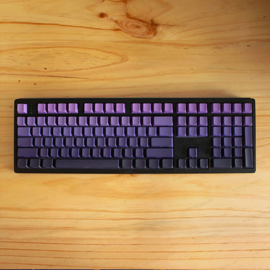 Teclado mecánico MyKeyboard EPOMAKER TH108 con diseño de gradiente morado y teclas de tamaño completo