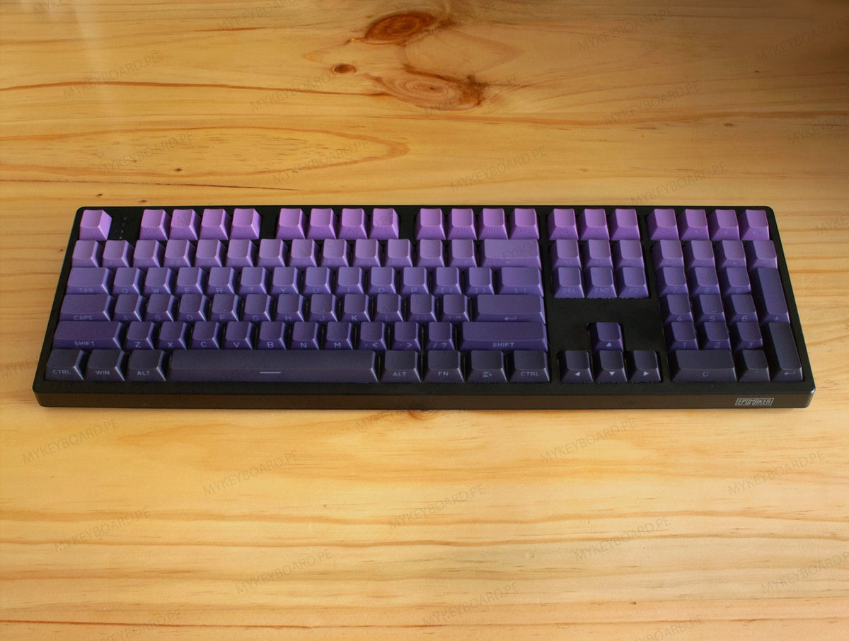 Teclado mecánico MyKeyboard EPOMAKER TH108 con teclas en degradado morado y carcasa negra sobre mesa de madera
