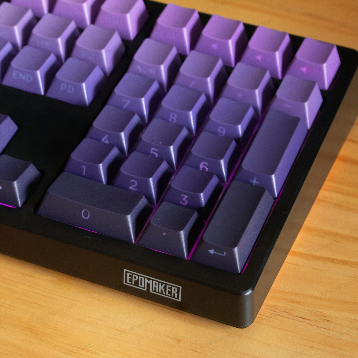 Teclado mecánico MyKeyboard EPOMAKER TH108 con teclas en degradado morado y carcasa negra sobre escritorio de madera