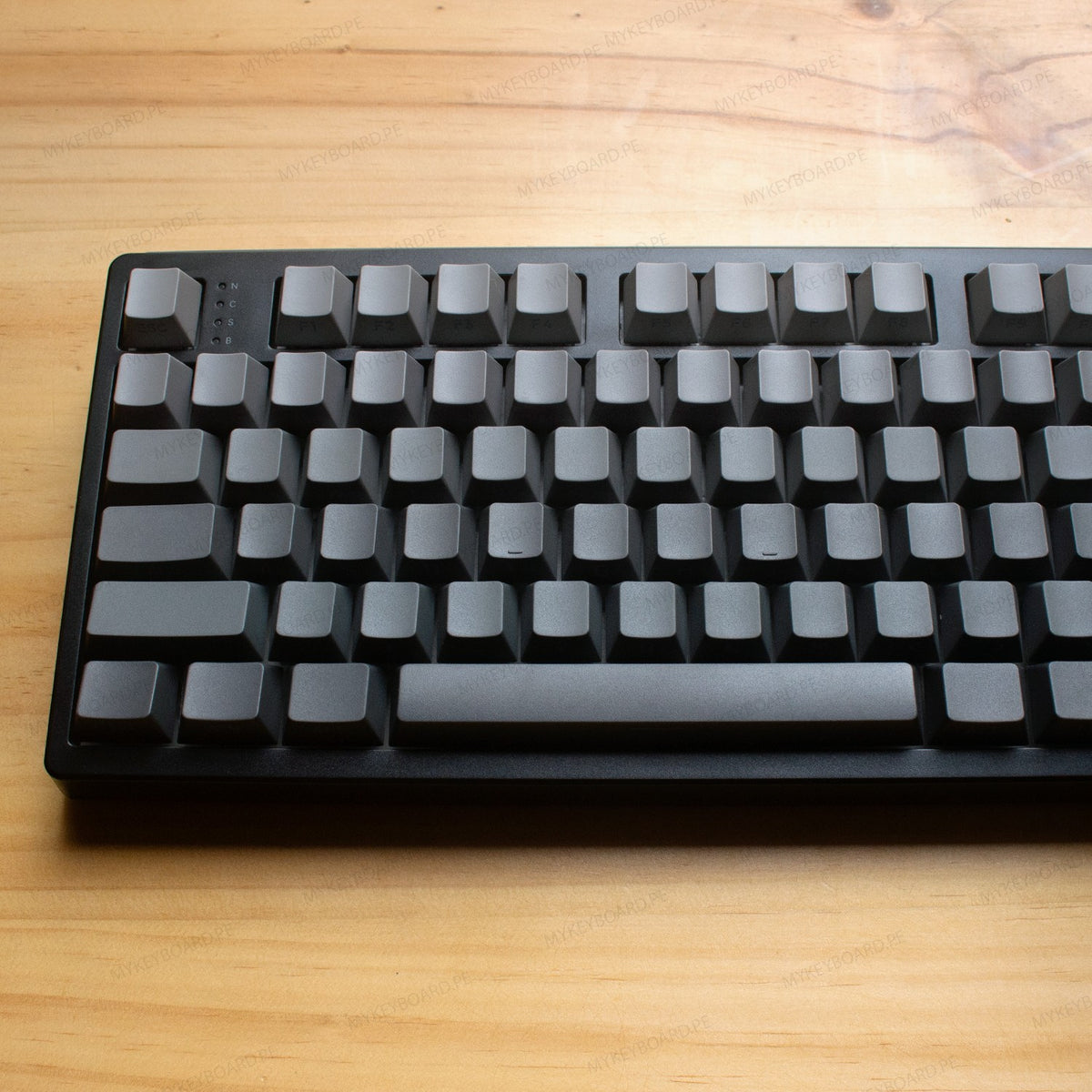 Teclado mecánico MyKeyboard EPOMAKER TH108 full-size con teclas PBT negras y diseño gradiente sobre mesa de madera