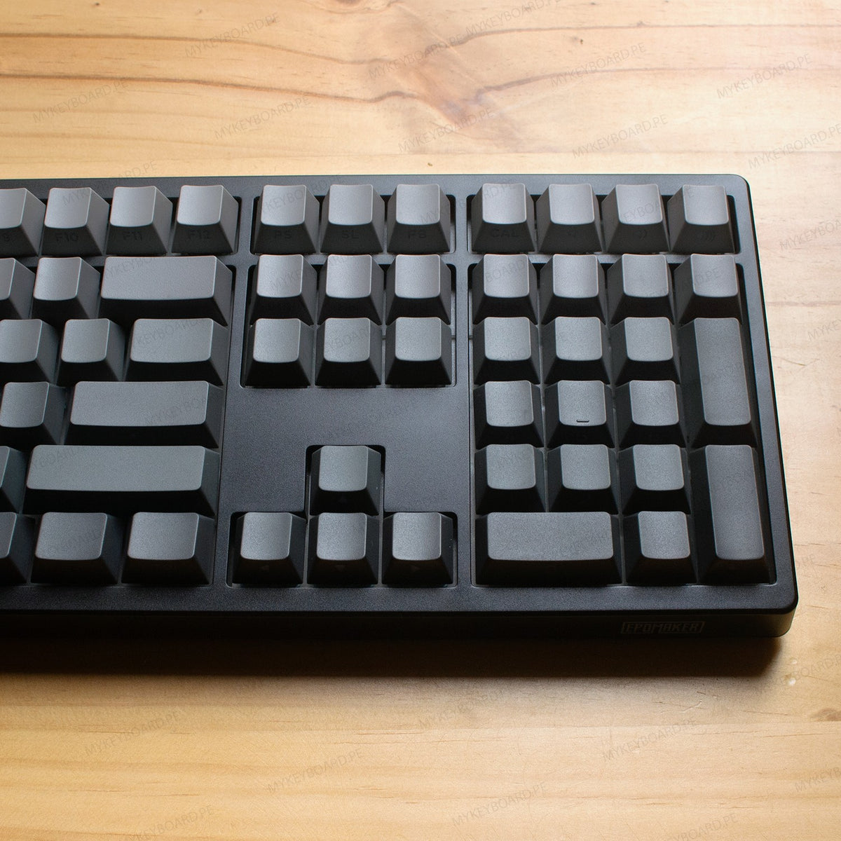 Teclado mecánico MyKeyboard EPOMAKER TH108 negro de tamaño completo con teclas PBT duraderas y diseño elegante