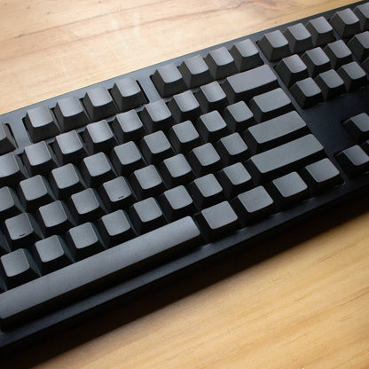 Teclado mecánico MyKeyboard EPOMAKER TH108 negro con teclas PBT de perfil Cherry sobre superficie de madera