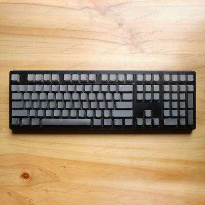 Teclado mecánico MyKeyboard EPOMAKER TH108 full-size con teclas PBT gris degradado y carcasa negra sobre madera