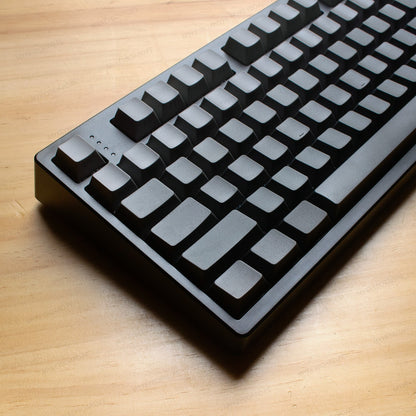 Teclado mecánico MyKeyboard EPOMAKER TH108 negro con teclas PBT de perfil Cherry sobre superficie de madera