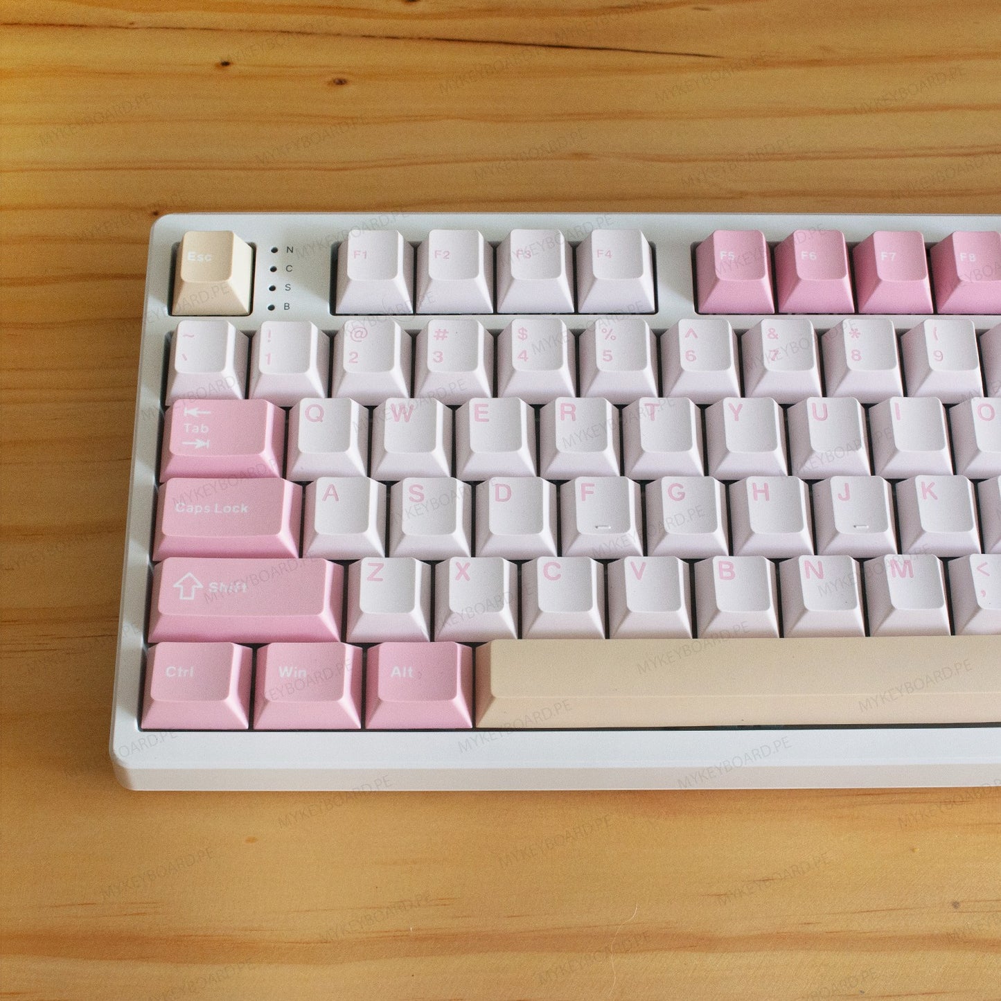 Teclado mecánico MyKeyboard Epomaker TH108 Rosado de tamaño completo con teclas PBT en tonos rosa pastel y crema