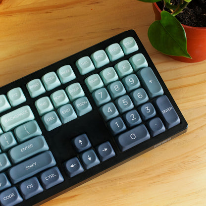 Teclado mecánico MyKeyboard EPOMAKER TH108 con teclas en degradado verde y azul sobre escritorio de madera